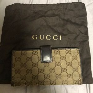Gucci wallet ,comes with the dust bag